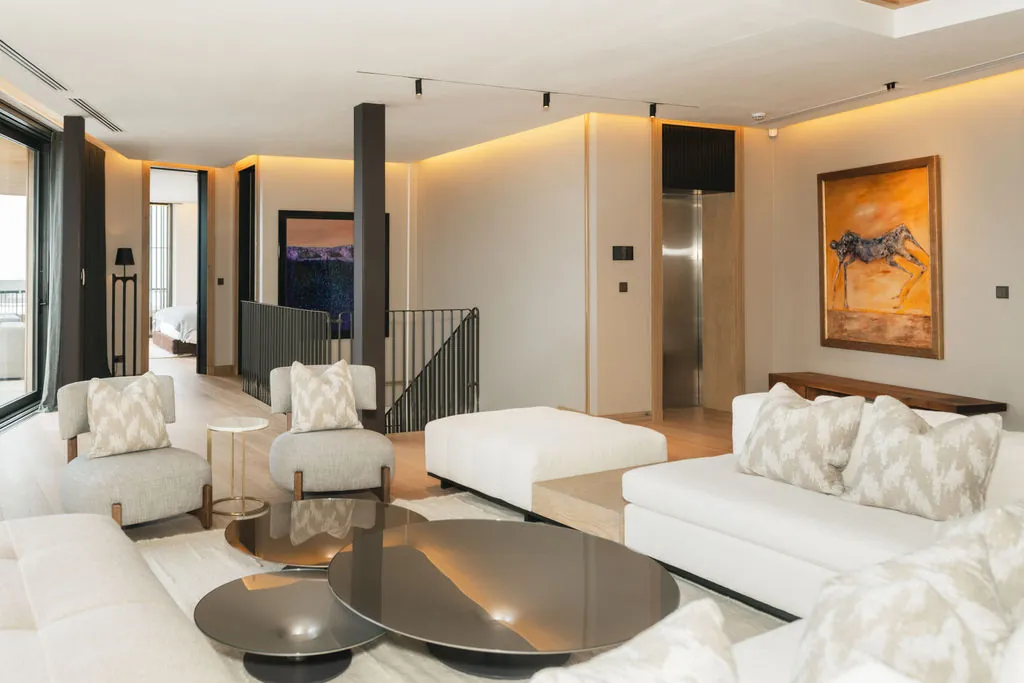 Upper lounge